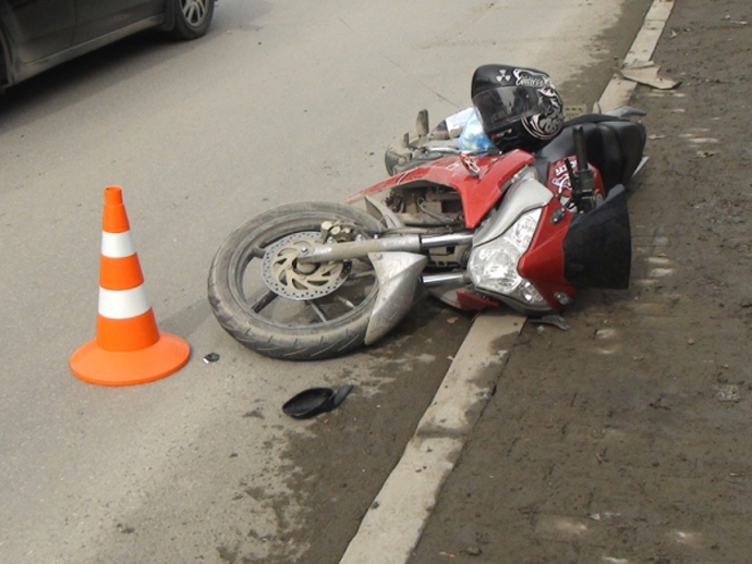В Екатеринбурге девушка на «Тойоте» сбила мотоциклиста
