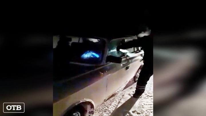В Камышлове пьяный водитель заперся в машине от полиции