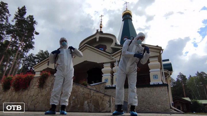 Уральские военные провели дезинфекцию храмов на территории монастыря на Ганиной Яме