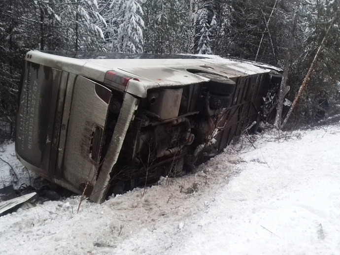На Серовском тракте рейсовый автобус слетел в кювет: есть пострадавшие