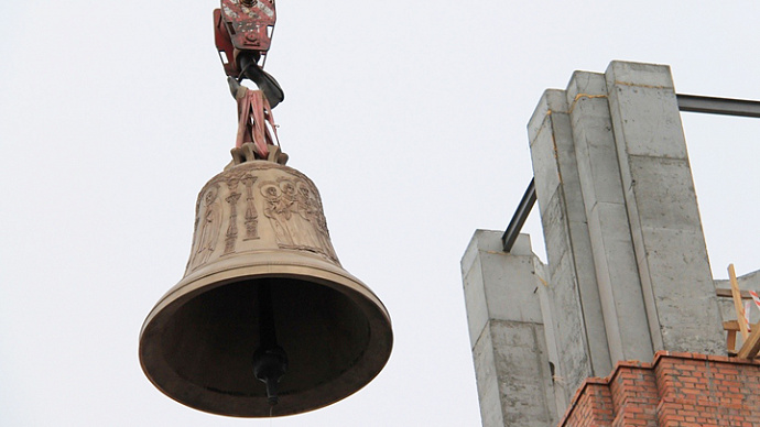 На колокольню Успенского собора в Екатеринбурге подняли шеститонный благовест