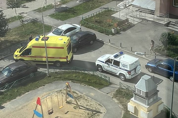 В Екатеринбурге ребёнок выпал с седьмого этажа, но выжил
