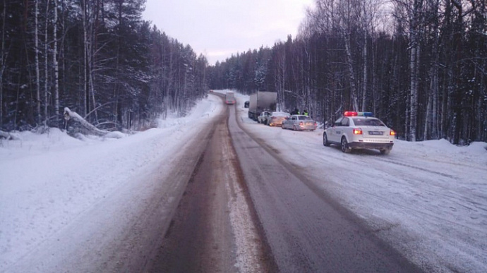 На Серовском тракте три иномарки попали в ДТП из-за грузовика на обочине