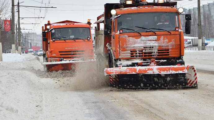 Более 300 машин боролись с последствиями снегопада на Среднем Урале