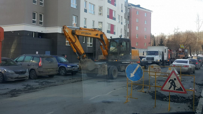 В Екатеринбурге прорвало трубу с горячей водой на Юмашева