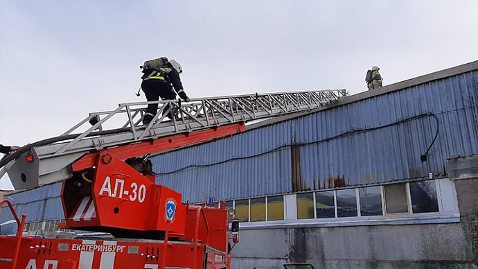 В Екатеринбурге потушили крупный пожар в промзоне