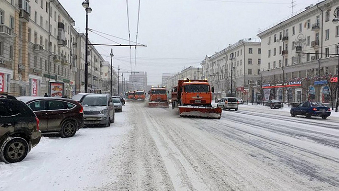 Екатеринбургских водителей попросили ограничить поездки из-за снегопадов