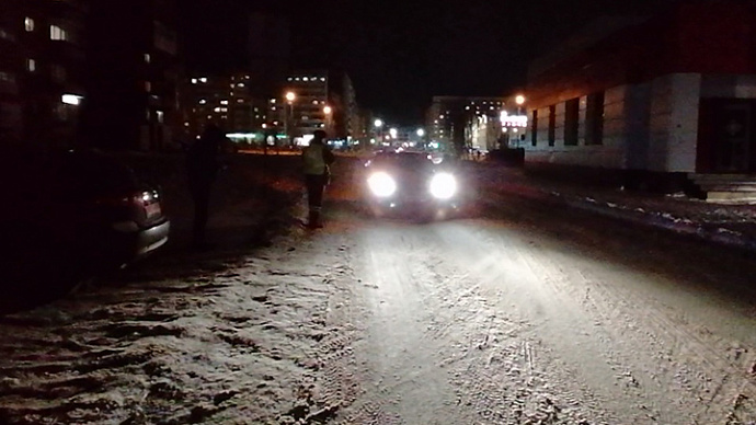 В Каменске-Уральском автомобиль сбил подростка в капюшоне