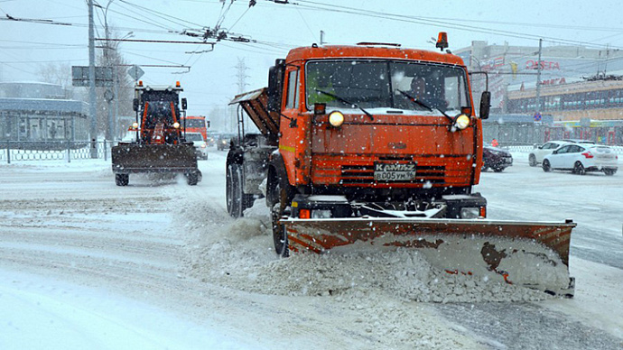 На свердловских дорогах работают 472 снегоуборочные машины