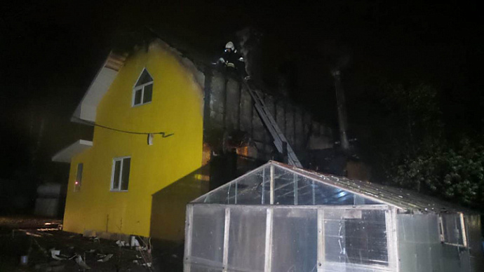 Под Екатеринбургом из-за котельной загорелся двухэтажный дом