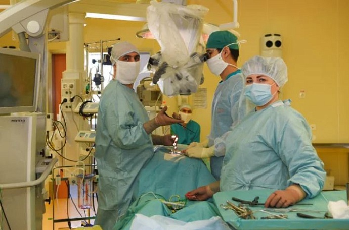 Тюменские нейрохирурги удалили пенсионерке опухоль спинного мозга