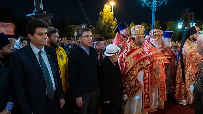 Тысячи верующих приняли участие в ночной литургии у Храма на Крови