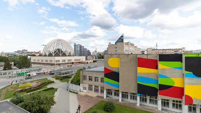 Художник из Аргентины расписал здание университета в абстрактном стиле