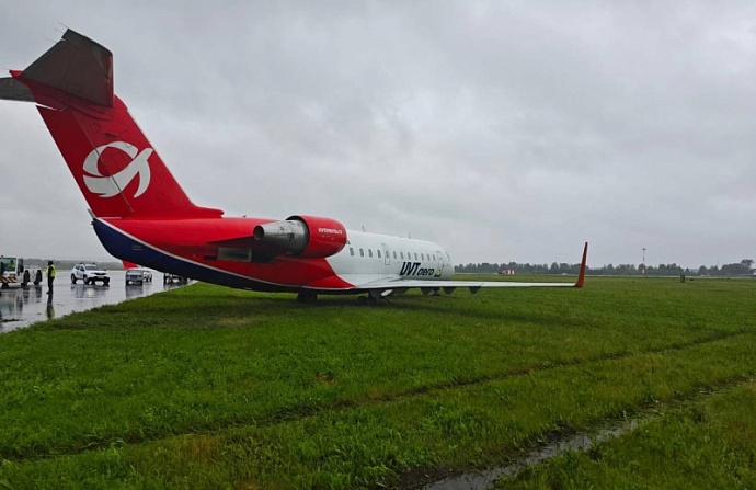 Самолет выкатился на газон при посадке в Кольцово