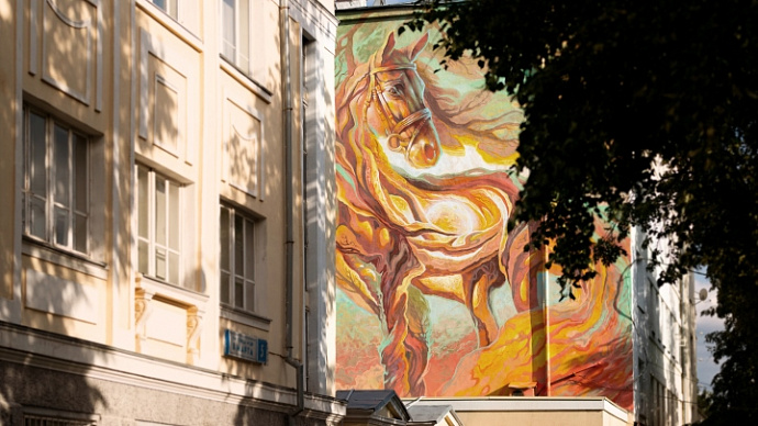 На стене жилого дома в Екатеринбурге появился огромный красный конь